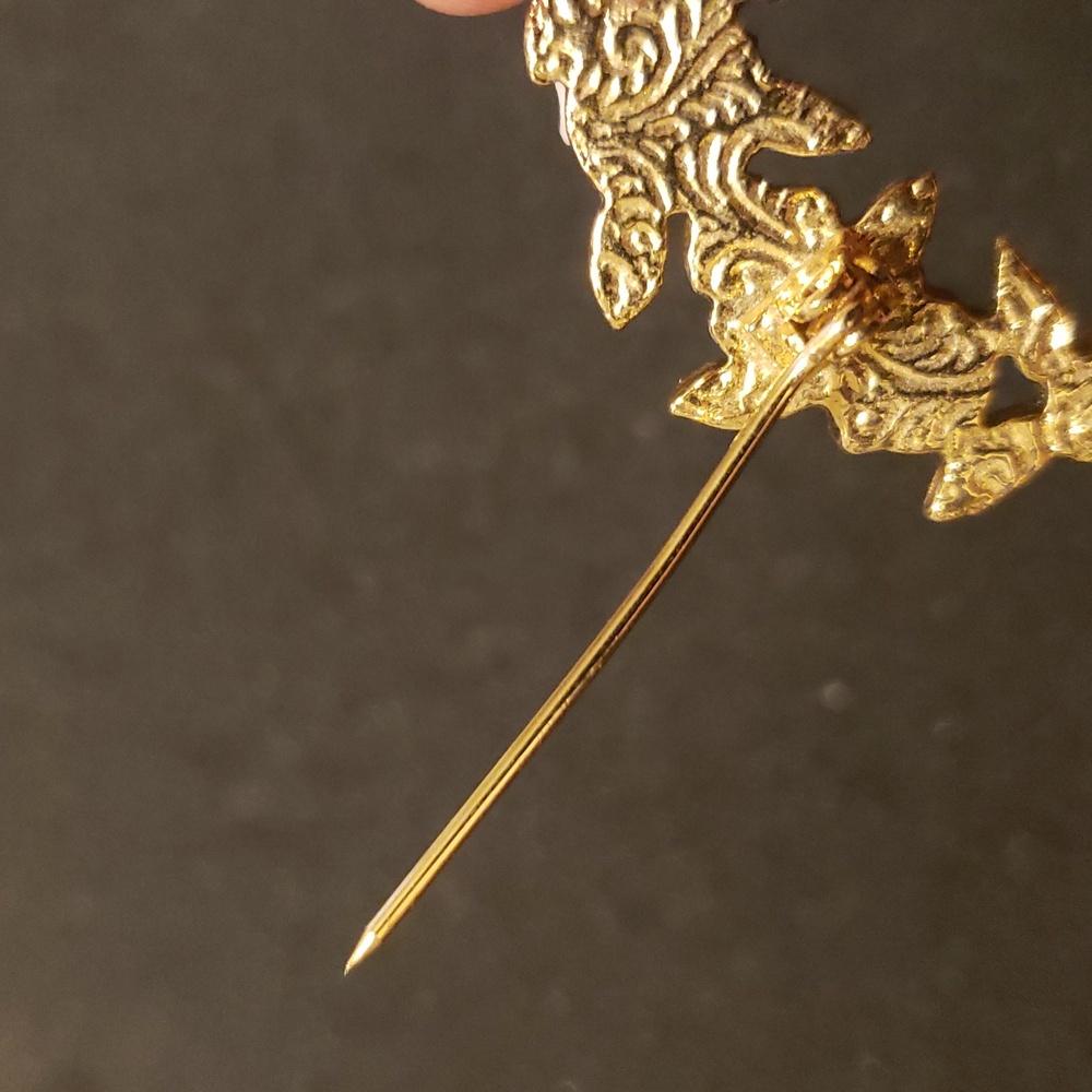 Gold-Tone Pink Porcelain Rose Wreath Brooch. - Picture 5 of 8